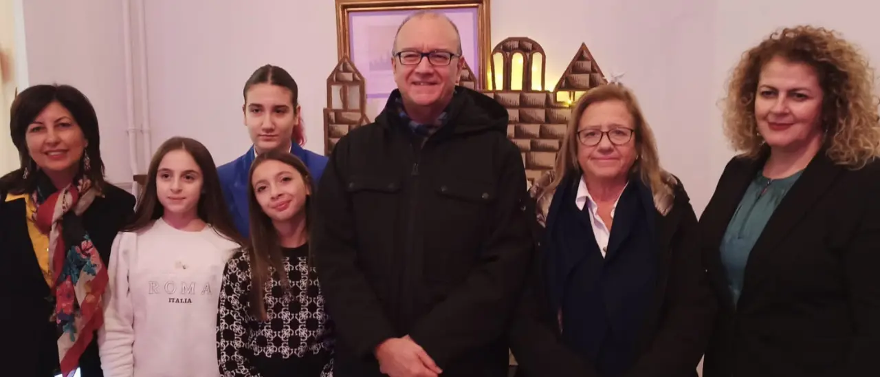 La scuola di Limbadi alla cerimonia di Natale del ministero dell'Istruzione: donato a Valditara il presepe realizzato dagli alunni