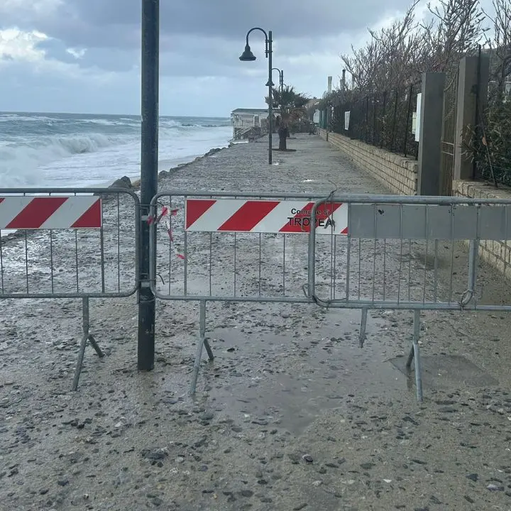 Tropea bella ma fragile: la mareggiata fa danni sul lungomare Antonio Sorrentino, inibito l'accesso (come anni fa) alla bretella pedonale