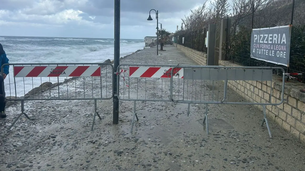 Tropea bella ma fragile: la mareggiata fa danni sul lungomare Antonio Sorrentino, inibito l'accesso (come anni fa) alla bretella pedonale