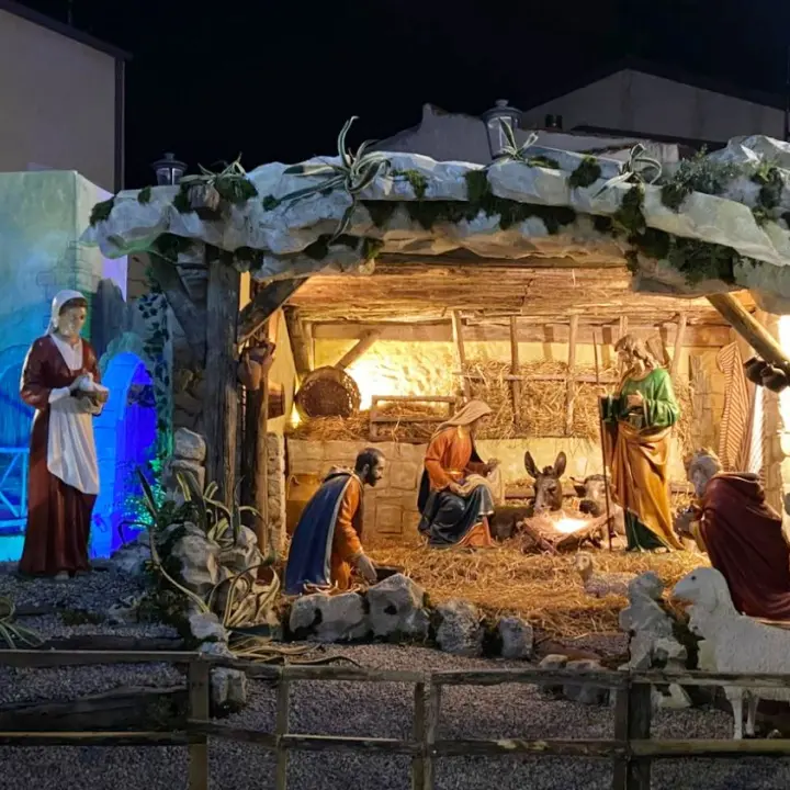 Fede e tradizioni, a Potenzoni torna il suggestivo maxi-presepe in piazza