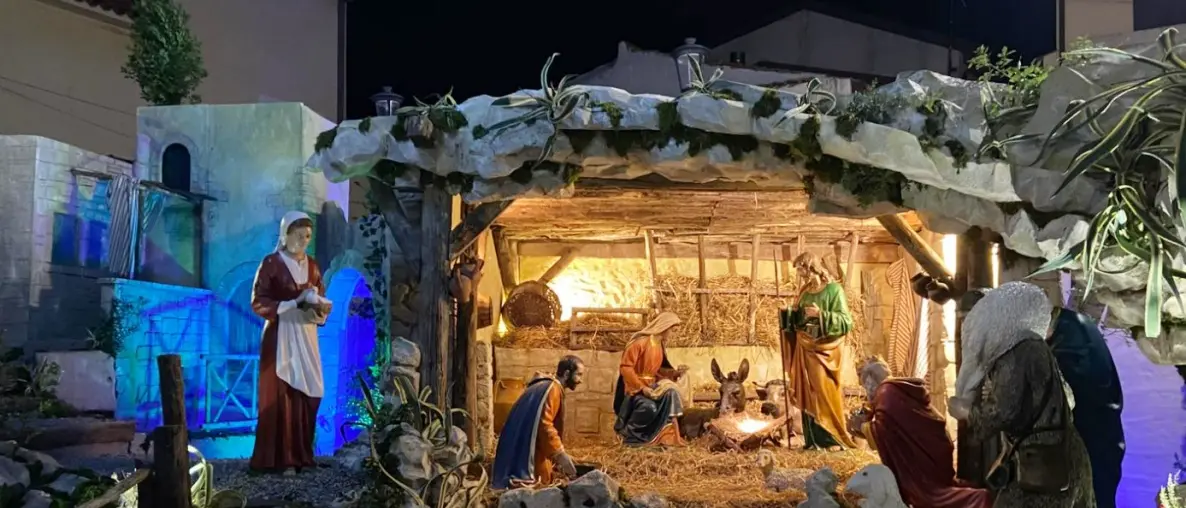 Fede e tradizioni, a Potenzoni torna il suggestivo maxi-presepe in piazza