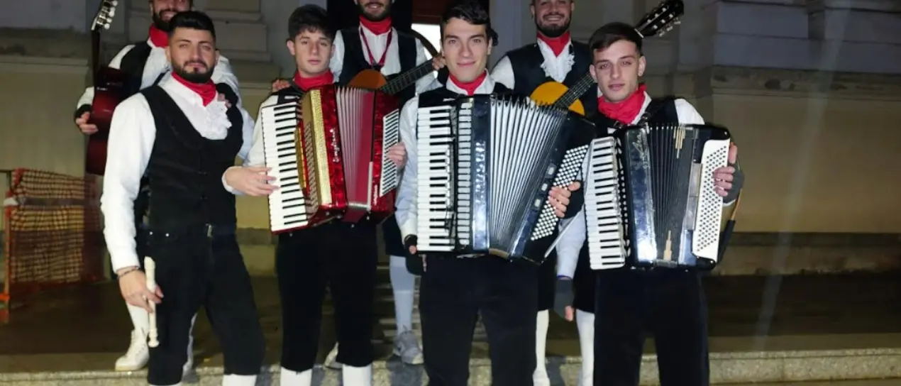 I canti e le musiche del Natale risuonano per le vie di Sant’Onofrio con la tradizione dei Novenari