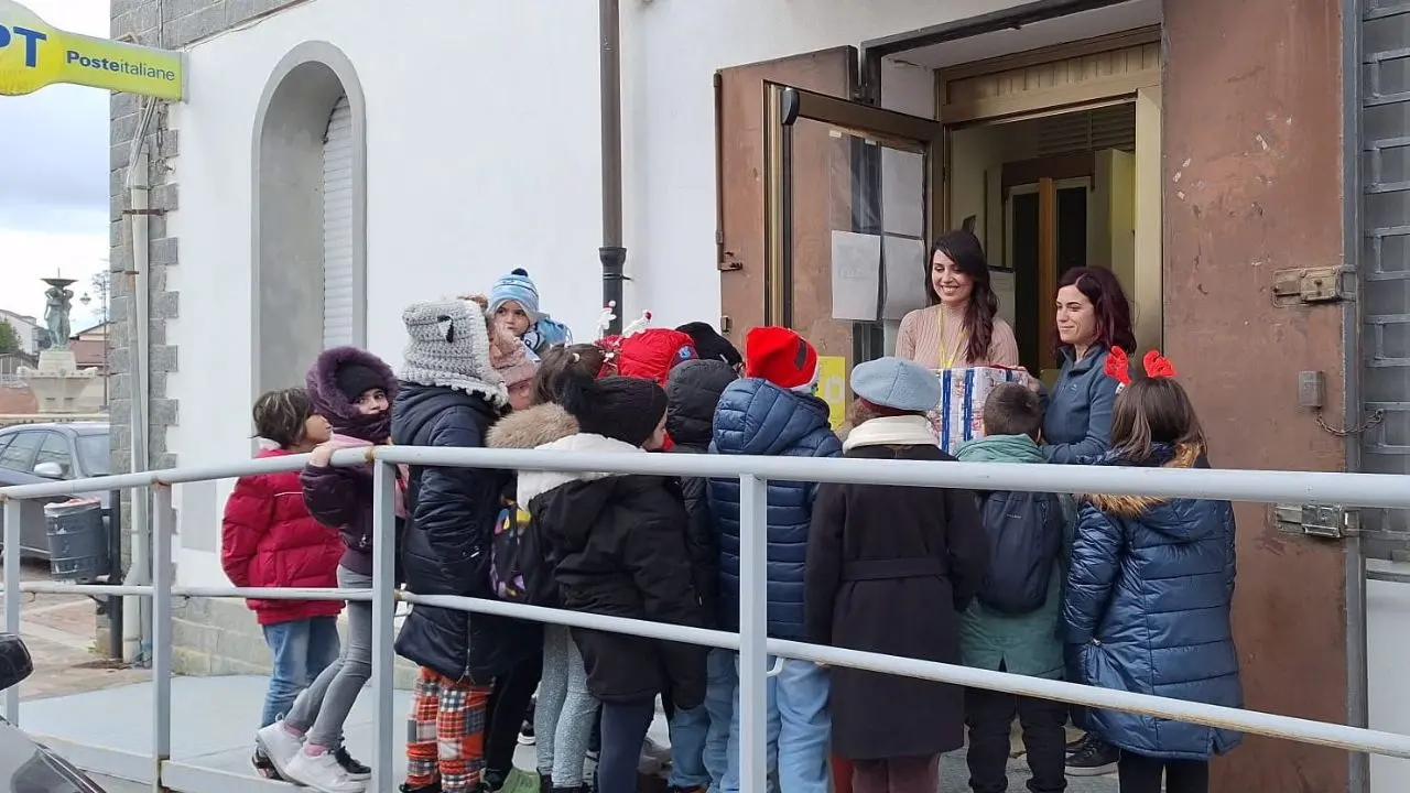 Brognaturo, tutti i bimbi all'Ufficio postale per spedire al Polo Nord la letterina a Babbo Natale