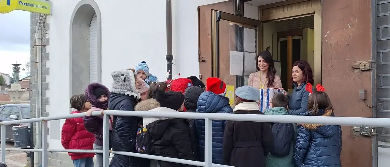 Brognaturo, tutti i bimbi all'Ufficio postale per spedire al Polo Nord la letterina a Babbo Natale