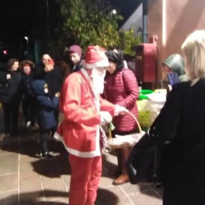 Dalla Lapponia alla Calabria: il lungo viaggio di Babbo Natale che arriva (appisolato) in treno alla stazione di Vibo Marina