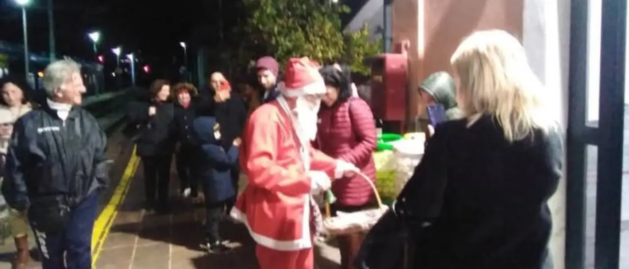 Dalla Lapponia alla Calabria: il lungo viaggio di Babbo Natale che arriva (appisolato) in treno alla stazione di Vibo Marina