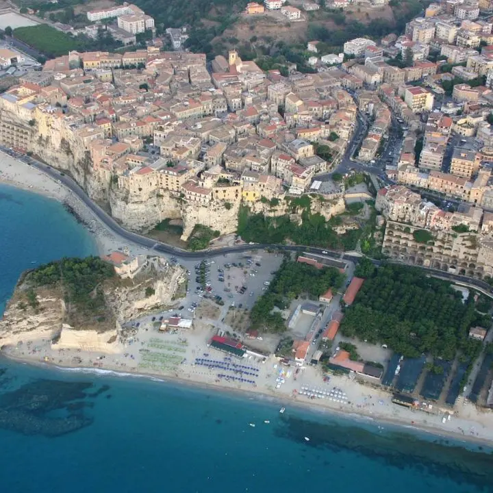 Tropea, la Commissione straordinaria sospende il rilascio delle concessioni edilizie per presunte irregolarità nel Psc