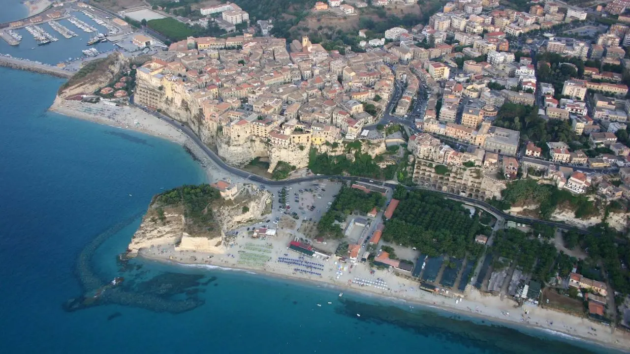 Tropea si prepara al primo boom di presenze dell'anno: Ztl attiva da venerdì a Pasquetta, ecco cosa cambia