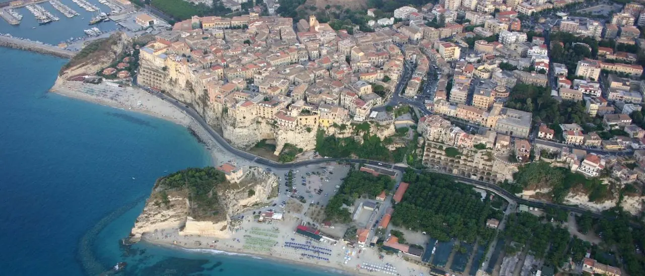 Tropea si prepara al primo boom di presenze dell'anno: Ztl attiva da venerdì a Pasquetta, ecco cosa cambia