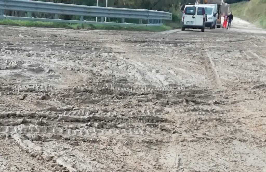 Pericoli sulla A2: svincolo di Mileto avvolto dal fango - Foto