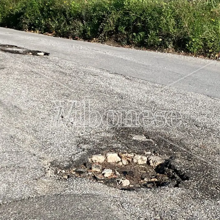 Tropea, la strada che conduce al porto turistico è costellata di buche: con l’estate lontana il degrado incalza