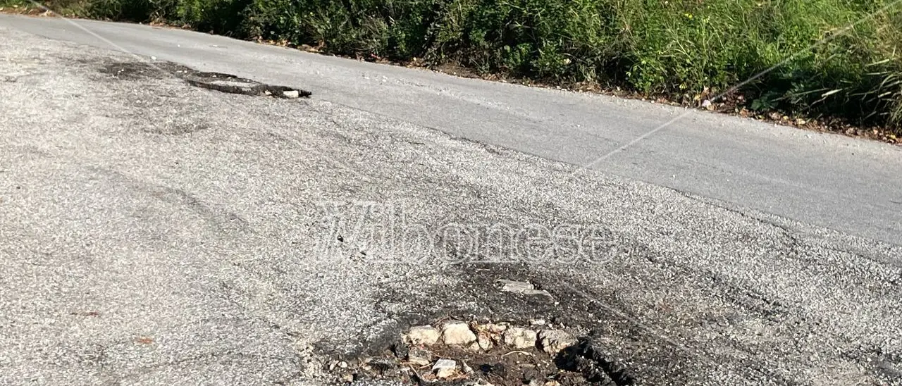 Tropea, la strada che conduce al porto turistico è costellata di buche: con l’estate lontana il degrado incalza
