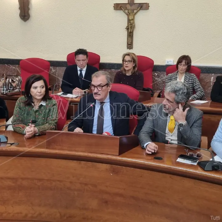 «Inaudita violenza»: la giunta di Vibo esprime solidarietà al marito della consigliera comunale Pugliese per l'aggressione subita nel suo negozio