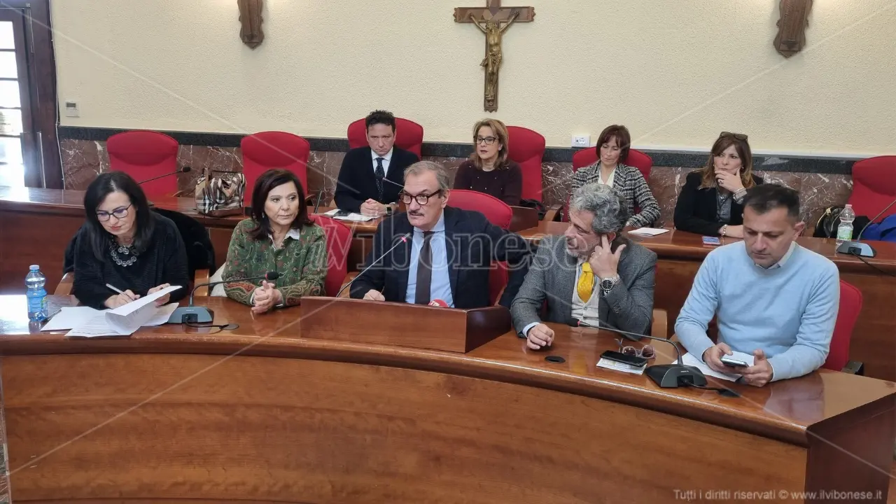 «Inaudita violenza»: la giunta di Vibo esprime solidarietà al marito della consigliera comunale Pugliese per l'aggressione subita nel suo negozio