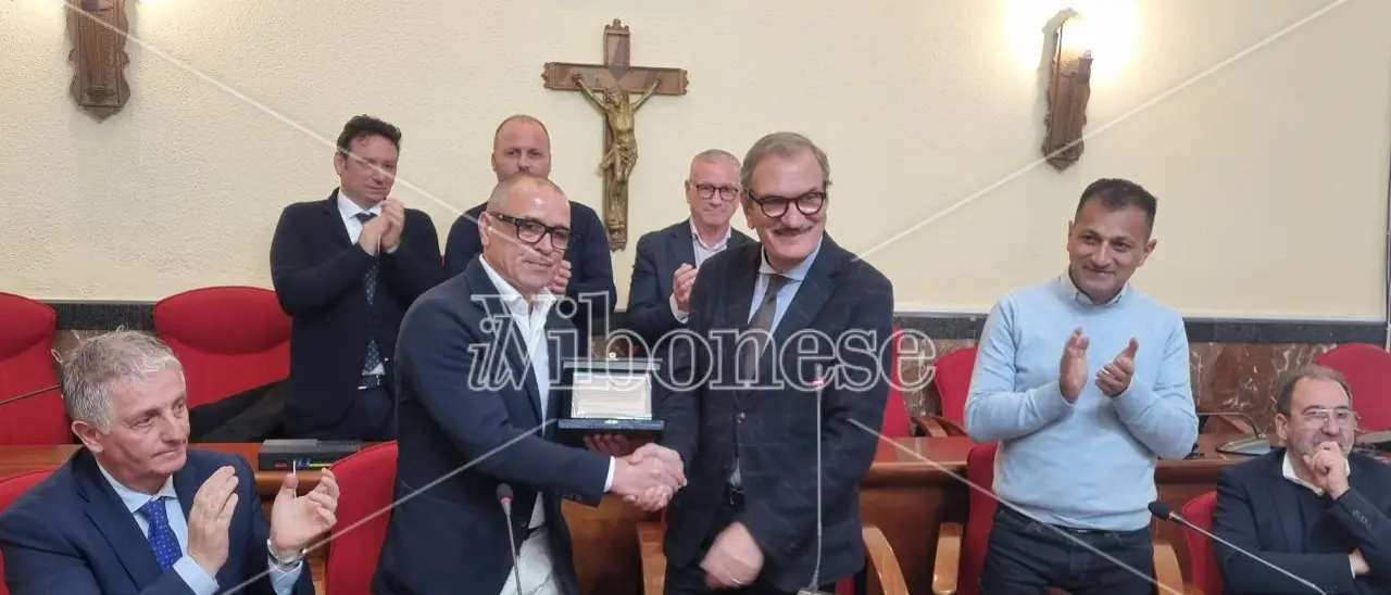 Le lacrime del “re”, Vibo celebra l’allenatore della nazionale slovacca Francesco Calzona: «La mia Cessaniti sempre nel cuore»