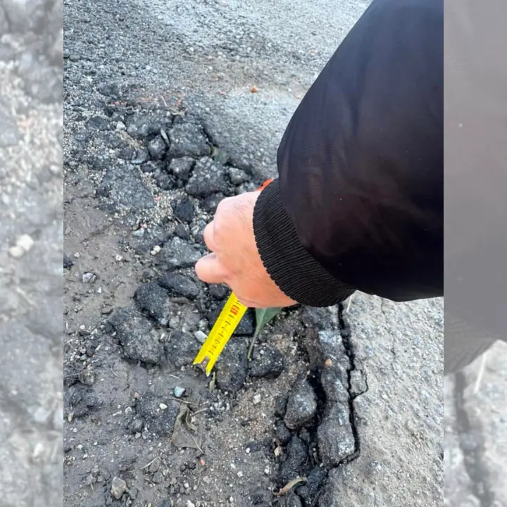 Dieci o 15 centimetri, nel Vibonese non è questione di tacco alto ma di buche: impazza sui nostri social la \"gara\" alla più profonda che c'è