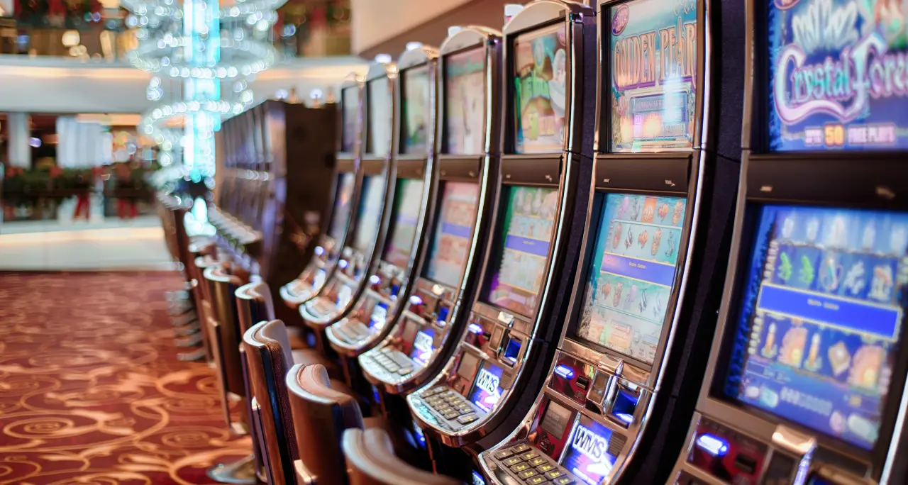 Minore sorpreso a giocare d’azzardo, sospesa la licenza ad un esercizio a Catanzaro Lido\n