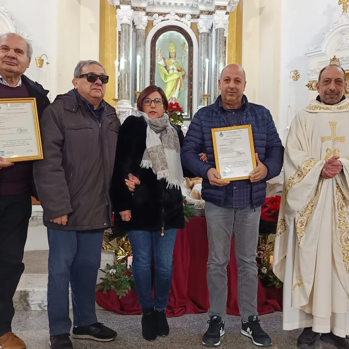 San Costantino Calabro, nel giorno della Sacra Famiglia omaggio alla più anziana e agli sposi più longevi del paese