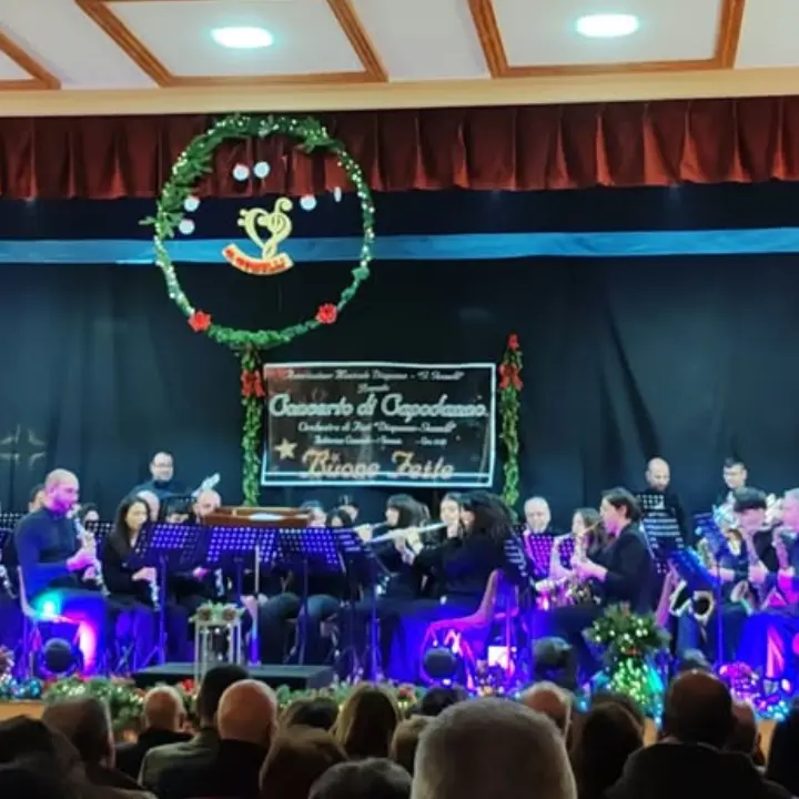 A Filadelfia grande successo per il concerto di Capodanno. E nel clima di festa il sindaco annuncia: «Il Comune non sarà sciolto»