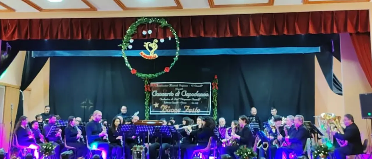 A Filadelfia grande successo per il concerto di Capodanno. E nel clima di festa il sindaco annuncia: «Il Comune non sarà sciolto»