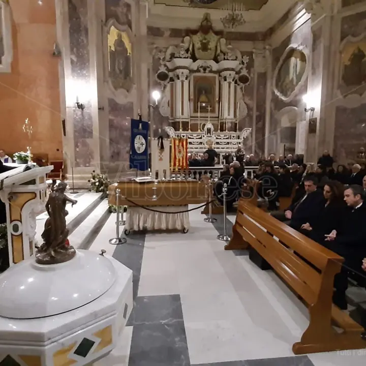 L'ultimo saluto a Giuseppe Chiaravalloti, a Catanzaro i funerali dell'ex governatore della Calabria