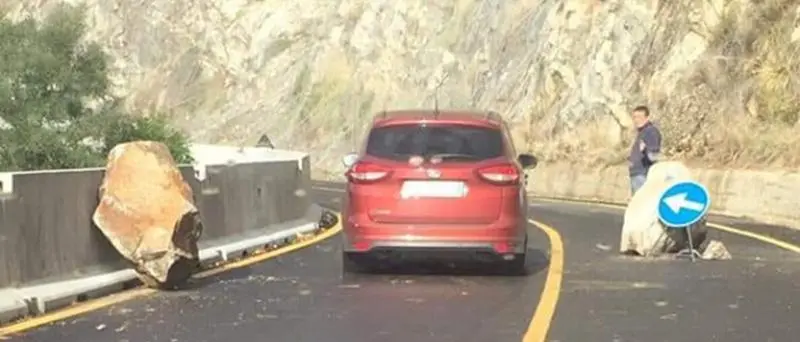 Torna la paura sulla Strada del mare, a quattro mesi dalla riapertura piovono enormi massi - Video