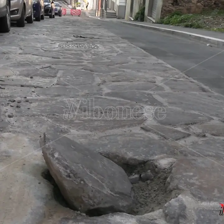 Via Scesa del Gesù chiusa di nuovo, i consiglieri Tucci e Cutrullà: «Invece di fare passerelle la giunta Romeo segua i cantieri»