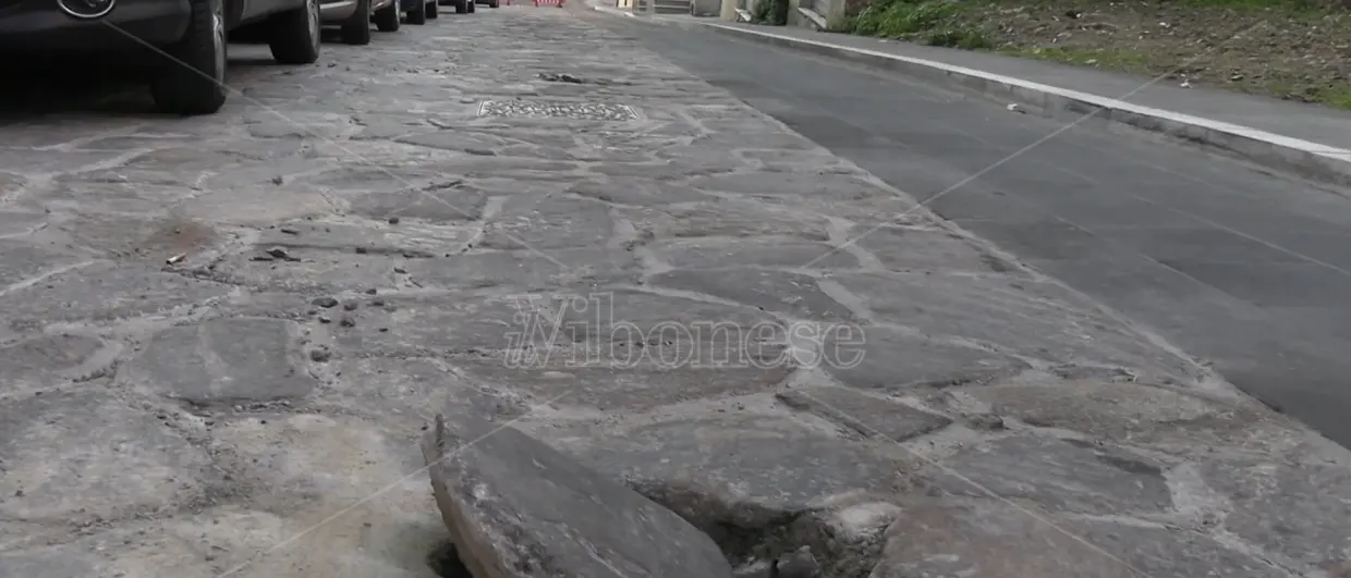 Via Scesa del Gesù chiusa di nuovo, i consiglieri Tucci e Cutrullà: «Invece di fare passerelle la giunta Romeo segua i cantieri»