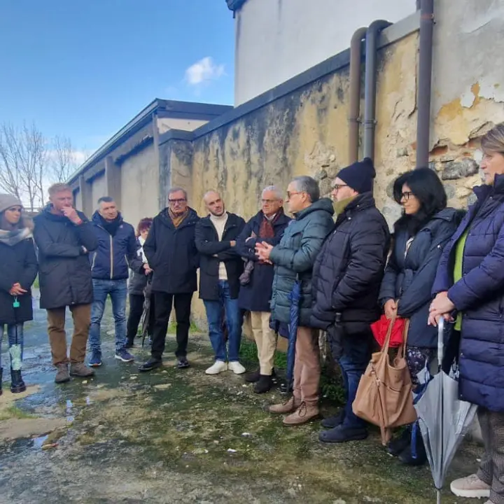 Un fiore ai migranti sepolti al cimitero di Bivona: parte da qui l'appello di Libera Vibo per «la pace e una politica più umana»