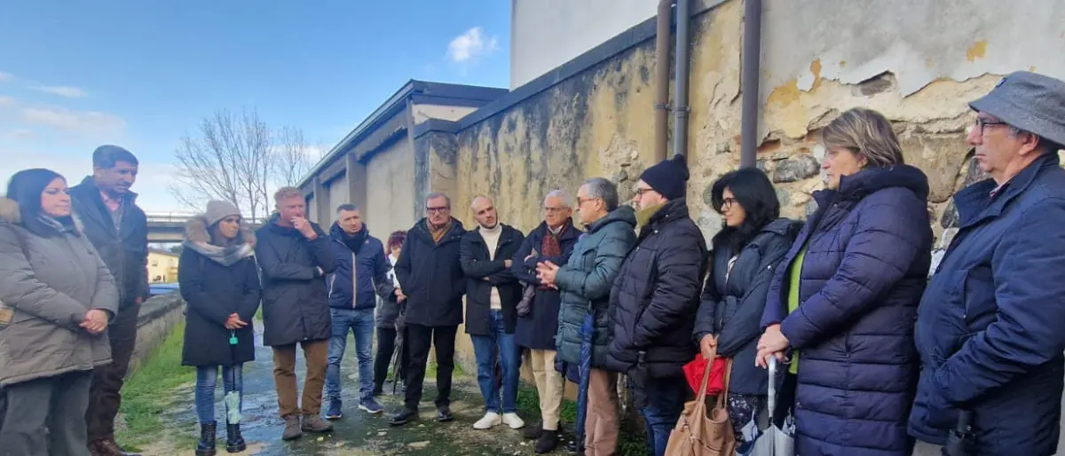 Un fiore ai migranti sepolti al cimitero di Bivona: parte da qui l'appello di Libera Vibo per «la pace e una politica più umana»