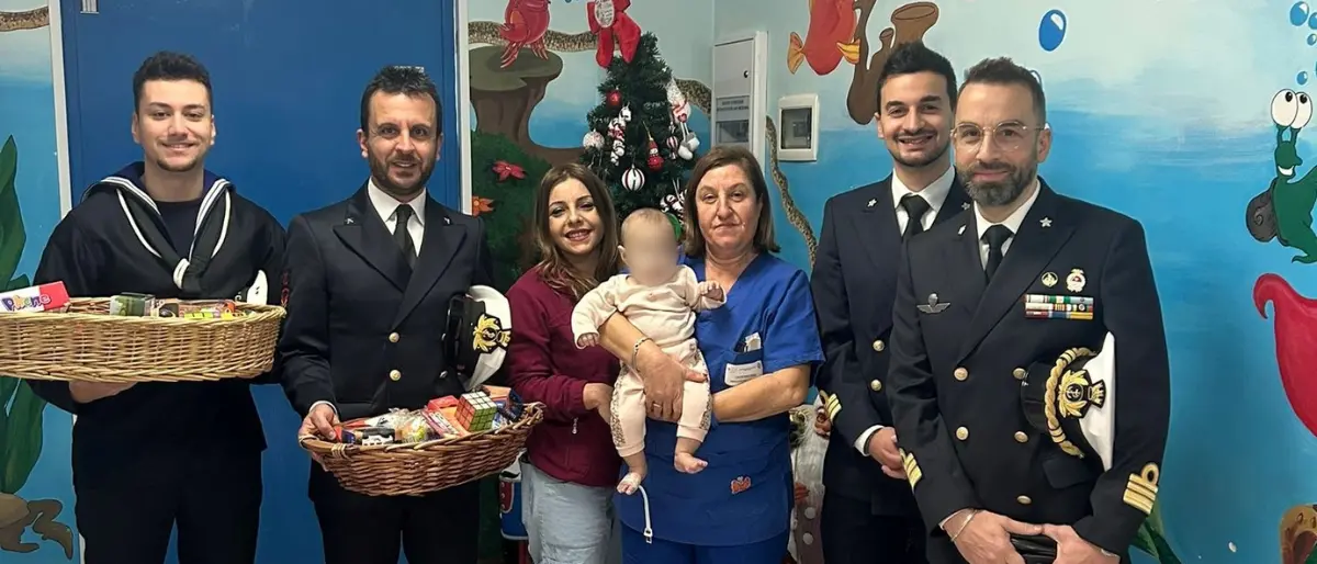 La Befana arriva con la Guardia costiera: ai piccoli pazienti della Pediatria di Vibo doni e sorrisi dal capitano e i suoi uomini
