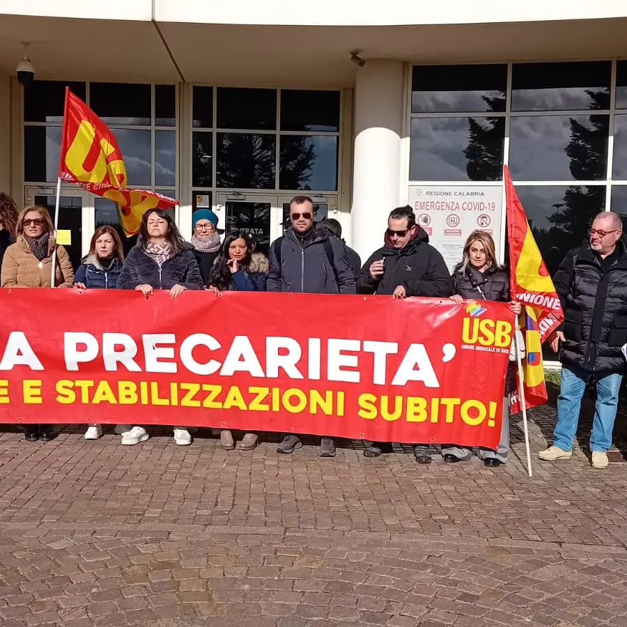 La protesta degli operatori sanitari vibonesi alla Cittadella: «Allo Jazzolino barelle ammassate, pazienti in attesa e noi a casa»