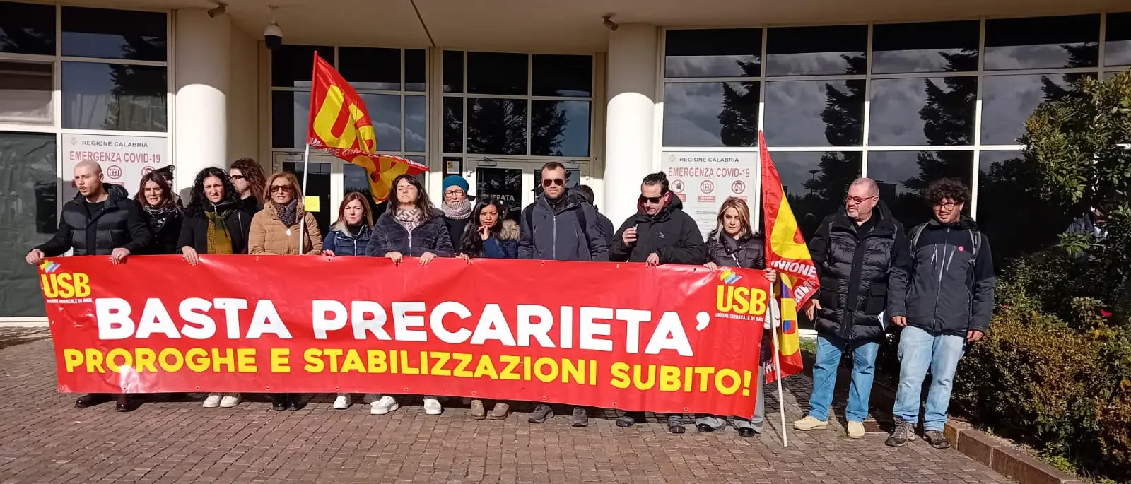 La protesta degli operatori sanitari vibonesi alla Cittadella: «Allo Jazzolino barelle ammassate, pazienti in attesa e noi a casa»