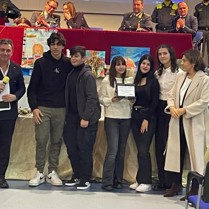 Il liceo Berto di Vibo vince il concorso \"AmbientAzioni: a scuola di legalità con la Guardia di finanza\". Ecco gli studenti insigniti