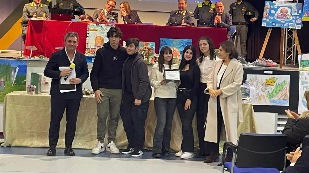 Il liceo Berto di Vibo vince il concorso \"AmbientAzioni: a scuola di legalità con la Guardia di finanza\". Ecco gli studenti insigniti
