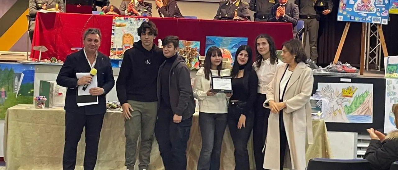 Il liceo Berto di Vibo vince il concorso \"AmbientAzioni: a scuola di legalità con la Guardia di finanza\". Ecco gli studenti insigniti