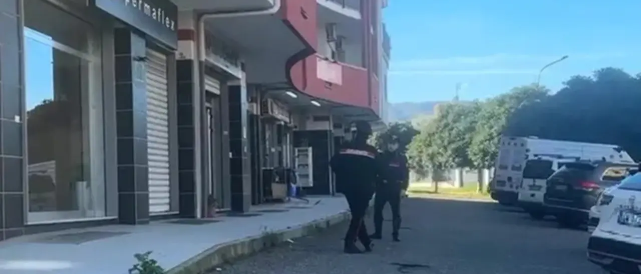 Miracolo in Calabria: bambina di 4 anni cade dal secondo piano, non si fa nulla e comincia a cercare la mamma