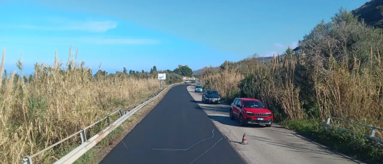 Avviati i lavori di bitumazione lungo la Sp 95, la strada che da Parghelia porta a Tropea