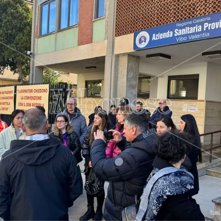 Sanità Vibo, lavoratori e management del Don Mottola non mollano: «Ancora qui a protestare, l’Asp mantenga le promesse fatte»