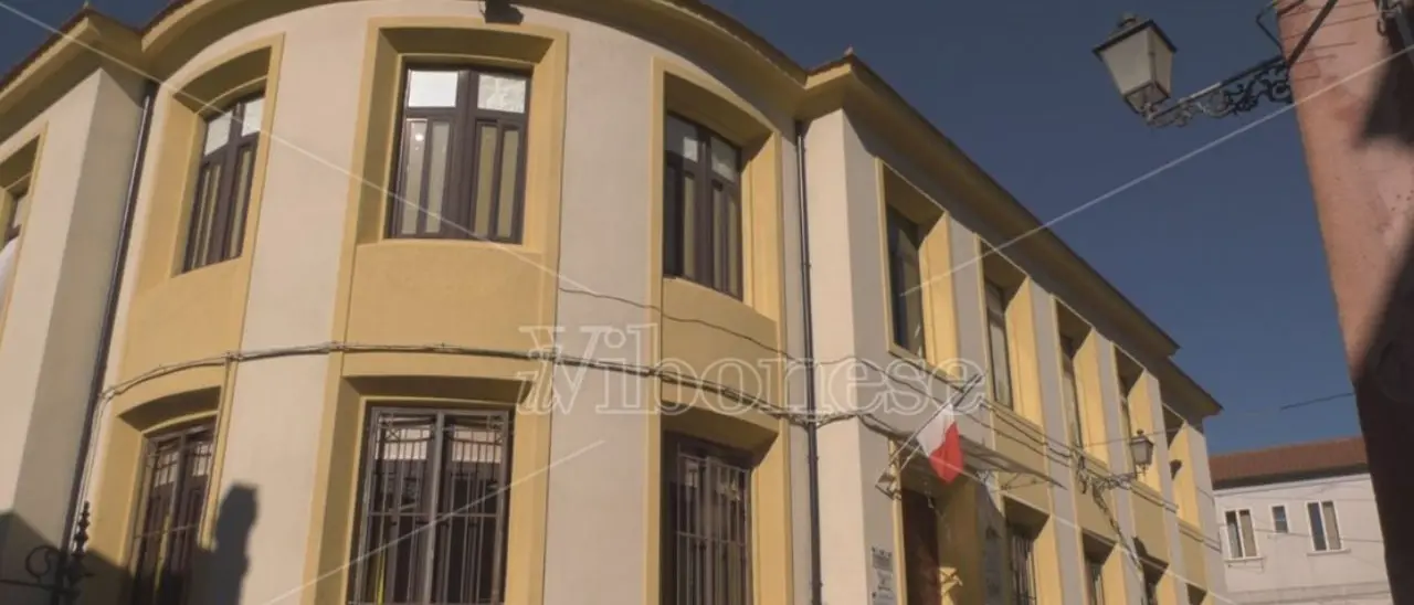 Le scuole di Vibo rischiano nuove chiusure a causa dei lavori sulla rete elettrica, il Comune: «Inammissibile, diffidiamo la società»