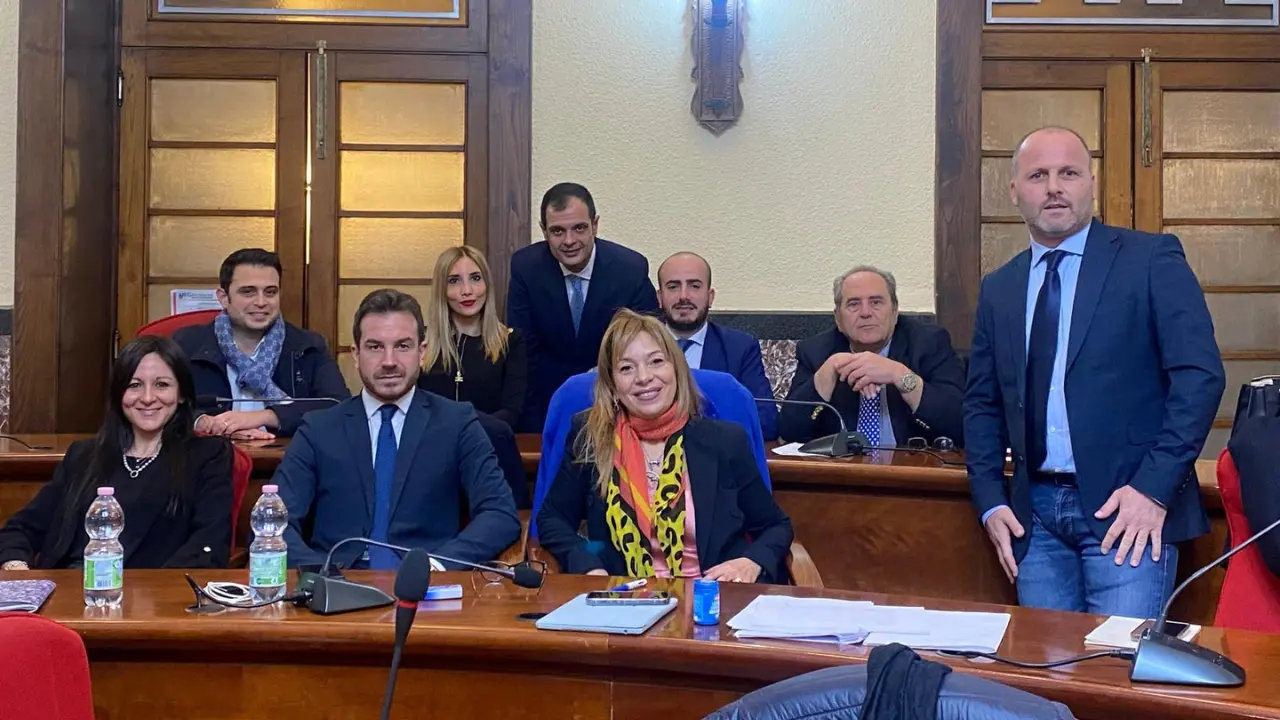 Depositi costieri, la minoranza\u00A0chiede un Consiglio urgente e sfida la maggioranza: «Abbiamo i numeri ma firmate anche voi»