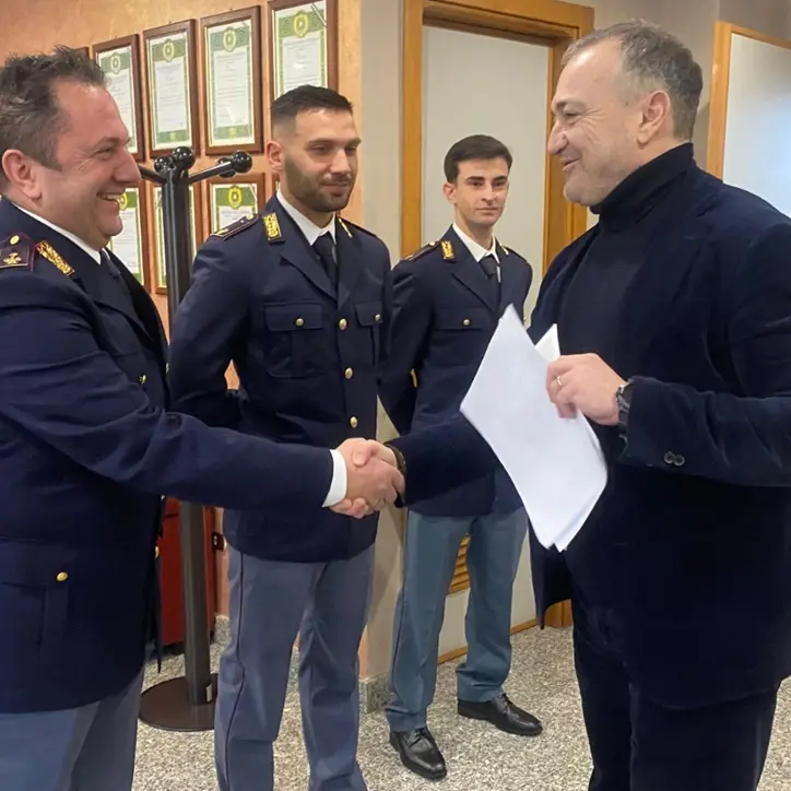 Tropea, fermano un ladro e restituiscono la refurtiva al proprietario: tre poliziotti premiati dal questore