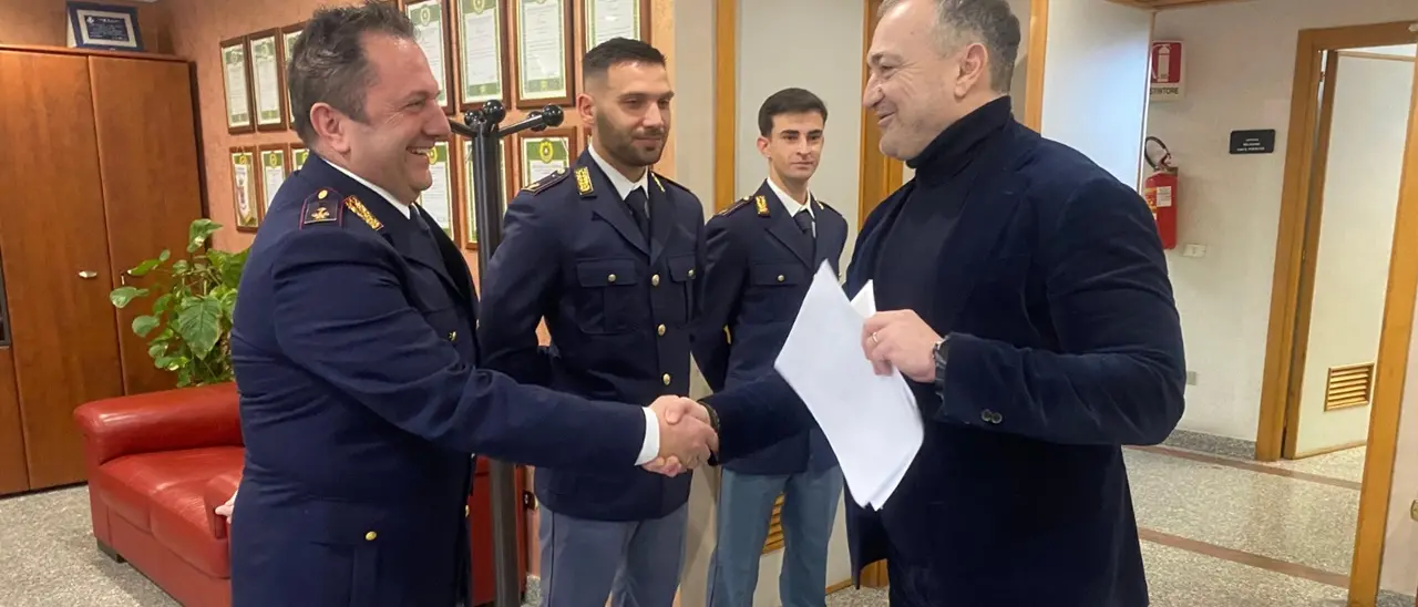 Tropea, fermano un ladro e restituiscono la refurtiva al proprietario: tre poliziotti premiati dal questore