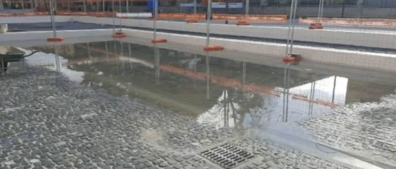 La nuova \"piscina\" di Vibo? Di fronte al Municipio. I social rilanciano una foto con la piazza allagata e il Comune si arrabbia: «È vecchia di una settimana»
