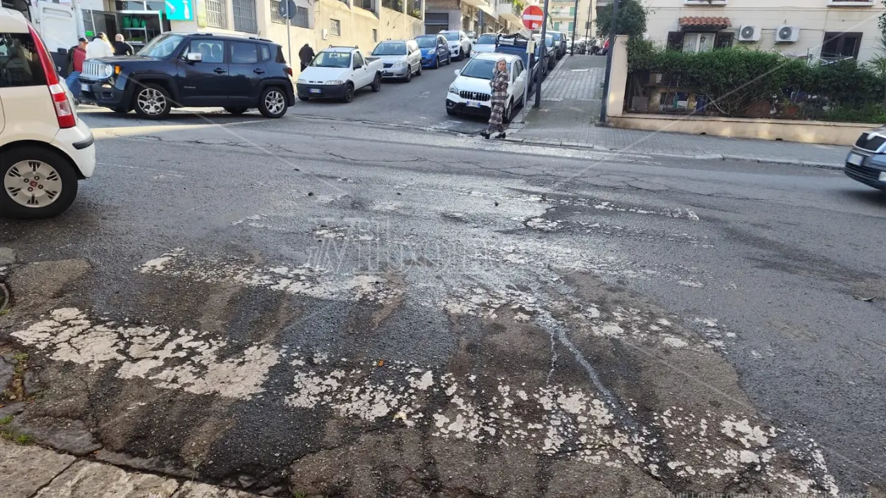 Reggio Calabria, venditore ambulante si cosparge di benzina e tenta di darsi fuoco
