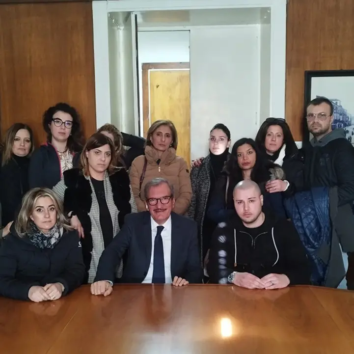 Vibo, il sindaco incontra gli oss e infermieri \"licenziati\": «La nostra sanità ha bisogno di serietà, la politica agisca senza divisioni»