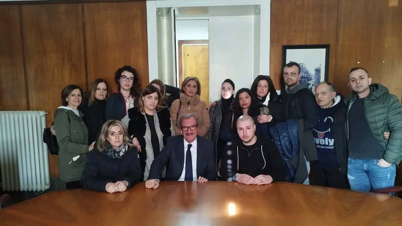 Vibo, il sindaco incontra gli oss e infermieri \"licenziati\": «La nostra sanità ha bisogno di serietà, la politica agisca senza divisioni»