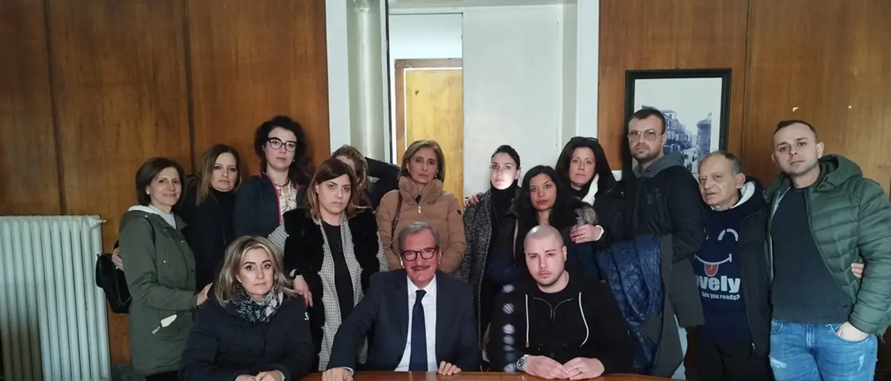Vibo, il sindaco incontra gli oss e infermieri \"licenziati\": «La nostra sanità ha bisogno di serietà, la politica agisca senza divisioni»
