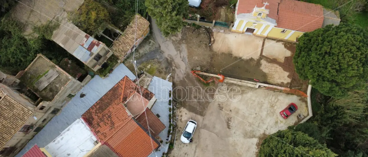 Vibo, i lavori (fermi) nell’antico borgo di San Pietro appaiono come uno sfregio architettonico. Montesanti: «Da brividi»