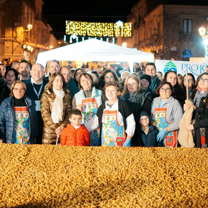 A Filadelfia la “pignolata più grande del mondo” per chiudere le feste e celebrare le tradizioni culinarie calabresi